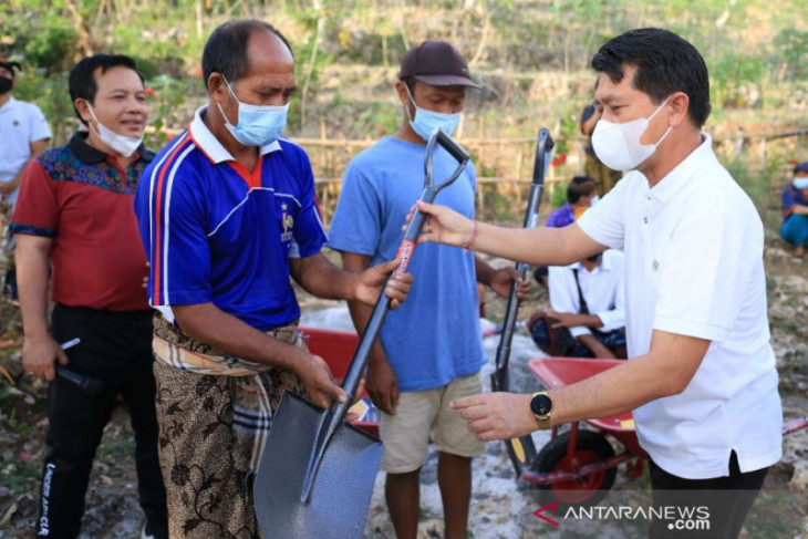 Pemkab Klungkung adakan proyek padat karya garap jalan 1.050 meter di Nusa Penida