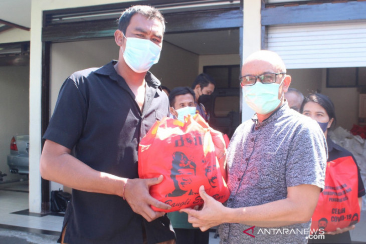 Wakil Bupati Bangli bagikan sembako untuk nelayan Danau Batur